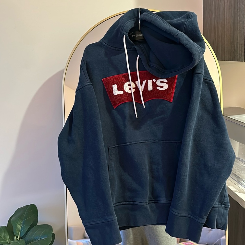 Levi’s sweatshirt